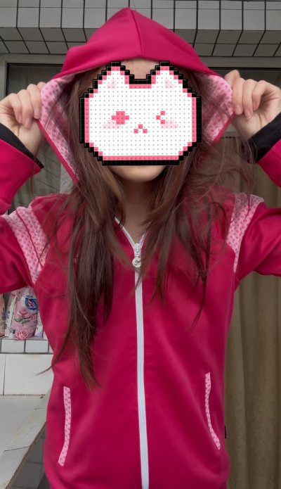 本人第一次使用挖煤姬，抱着试一试的心态选购了一件心仪的阿迪外套，货到之后衣服没有任何异味颜色和卖家秀一模一样，帽子里面和肩膀上的雪花简直点睛之笔，是我想要的感觉！衣服偏修身尺码是日本M码衣长70效果如图，本人身高165 102斤，如果短一点点会更好，我将永远adid...