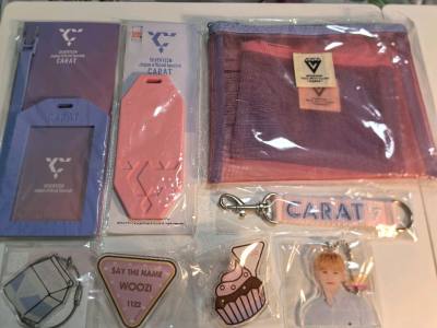 第一次切垃圾箱其实没抱什么期待，主打一个体验。
拆包之后发现东西很多并且大多保存都很好，还有很多早期周边。
最后摊开在桌面上，林林总总铺满了一角。我望着这片小小的、突如其来的丰饶，心里涌上的是一种捡到宝的、纯粹的快乐。这大概就是“切煤”最迷人的地方之一——你永远不知...