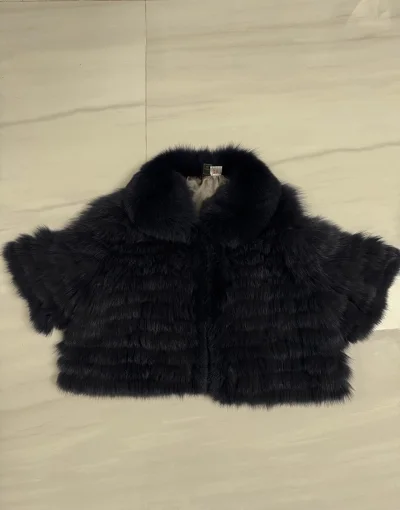 收到这件皮草大衣真的太惊喜了！挖煤姬平台的价格很有优势，物流也很快。毛质柔软顺滑，版型修身显气质，做工走线都很精致，朋友都说好看。是一次非常满意的购物体验，值得推荐！