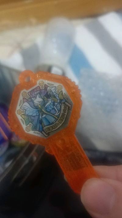 日淘妖怪手表艾尔达和大量妖怪钥匙和y徽章等了两个多星期到了，72个不重复y币只需要50并且每个都是单独封装还送了一本收集册，艾尔达良好钥匙也很好看和徽章全部经过测试nfc完好游戏也都可以刷。