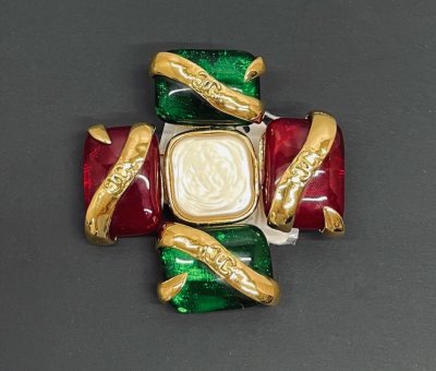 很复古的90年代的红红绿配色琉璃胸针 大尺寸 超美的 保存的也很好 特别适合秋冬配外套 很优雅的款式哦 推荐