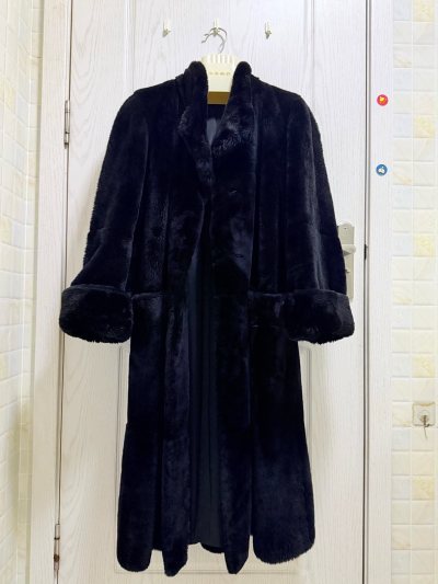 这件秋冬外套版型很正穿上立马精神不少，面料厚实防风保暖效果佳。颜色耐脏且经典不过时，做工精细没有瑕疵，尺码标准上身合身，很满意。 