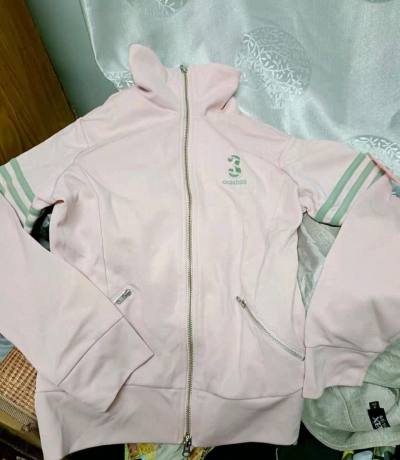 阿迪达斯粉色穿搭