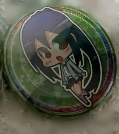 吧唧徽章收到手后立马拍了图片，实物非常美丽，拍出来的图片很惊艳，很好出片，商品包装的也是非常的恰到好处，很舍得给泡沫纸打包非常很到位，多出点 太喜欢了，工艺很完美，很给力很到位！