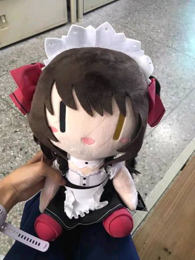 约会大作战狂三的娃娃fufu玩偶公仔收到手后立马拍了图片，实物非常美丽，拍出来的图片很惊艳，很好出片，商品包装的也是非常的恰到好处，很舍得给泡沫纸打包非常很到位，多出点 太喜欢了，工艺很完美，很给力很到位！