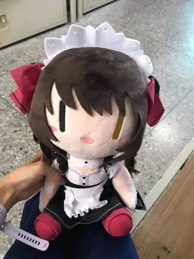 约会大作战狂三的娃娃fufu玩偶公仔收到手后立马拍了图片，实物非常美丽，拍出来的图片很惊艳，很好出片，商品包装的也是非常的恰到好处，很舍得给泡沫纸打包非常很到位，多出点 太喜欢了，工艺很完美，很给力很到位！