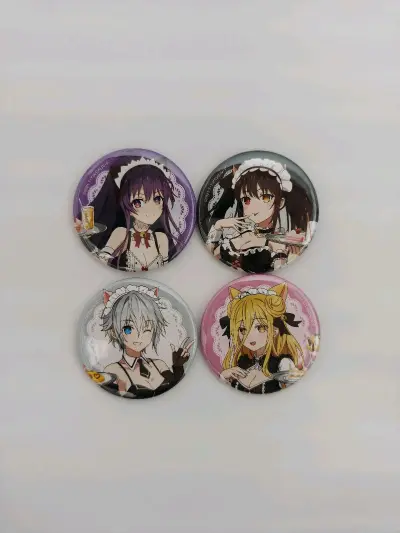 六喰吧唧徽章收到手后立马拍了图片，实物非常美丽，拍出来的图片很惊艳，很好出片，商品包装的也是非常的恰到好处，很舍得给泡沫纸打包非常很到位，多出点 太喜欢了，工艺很完美，很给力很到位！