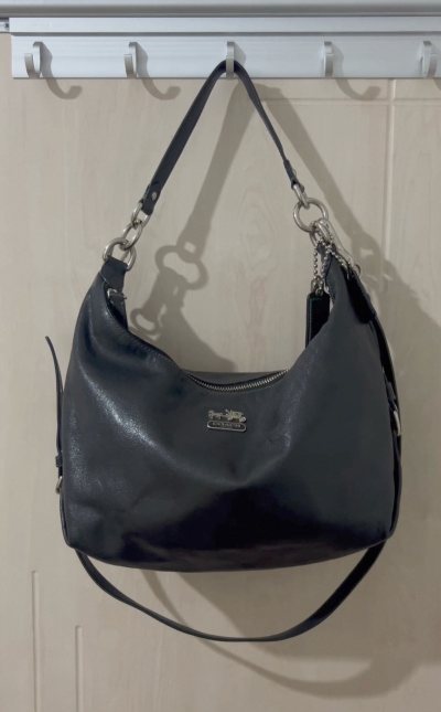 在挖煤姬淘的黑色Coach中古饺子包，到手直接惊艳——成色新到让人惊喜，皮质细腻有光泽，边角毫无磨损，五金亮堂堂的，完全看不出是中古款。经典的饺子包型复古又百搭，容量超能装，日常出门的小物件统统塞得下，背出去回头率超高～

购物体验全程丝滑，商品详情标注清晰，还有多...