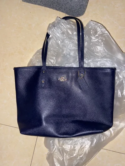 哇！真的非常新！卖家也非常好！同意了我的还价，过程不算艰难，很顺利拿到包包?！运费也使用了积分，很便宜！