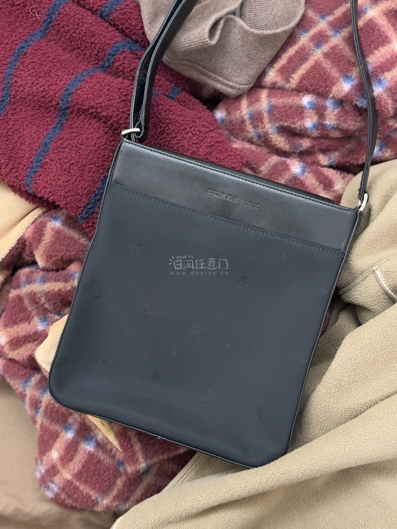 这次拍卖下来的burberry黑色斜挎包很物超所值！肩带足够长到可以斜挎，但本人更喜欢把它拉短做单肩包来背，包包很新哦～