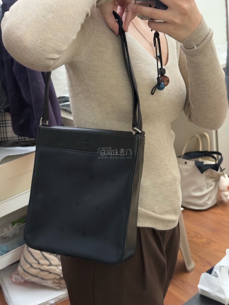 这次拍卖下来的burberry黑色斜挎包很物超所值！肩带足够长到可以斜挎，但本人更喜欢把它拉短做单肩包来背，包包很新哦～