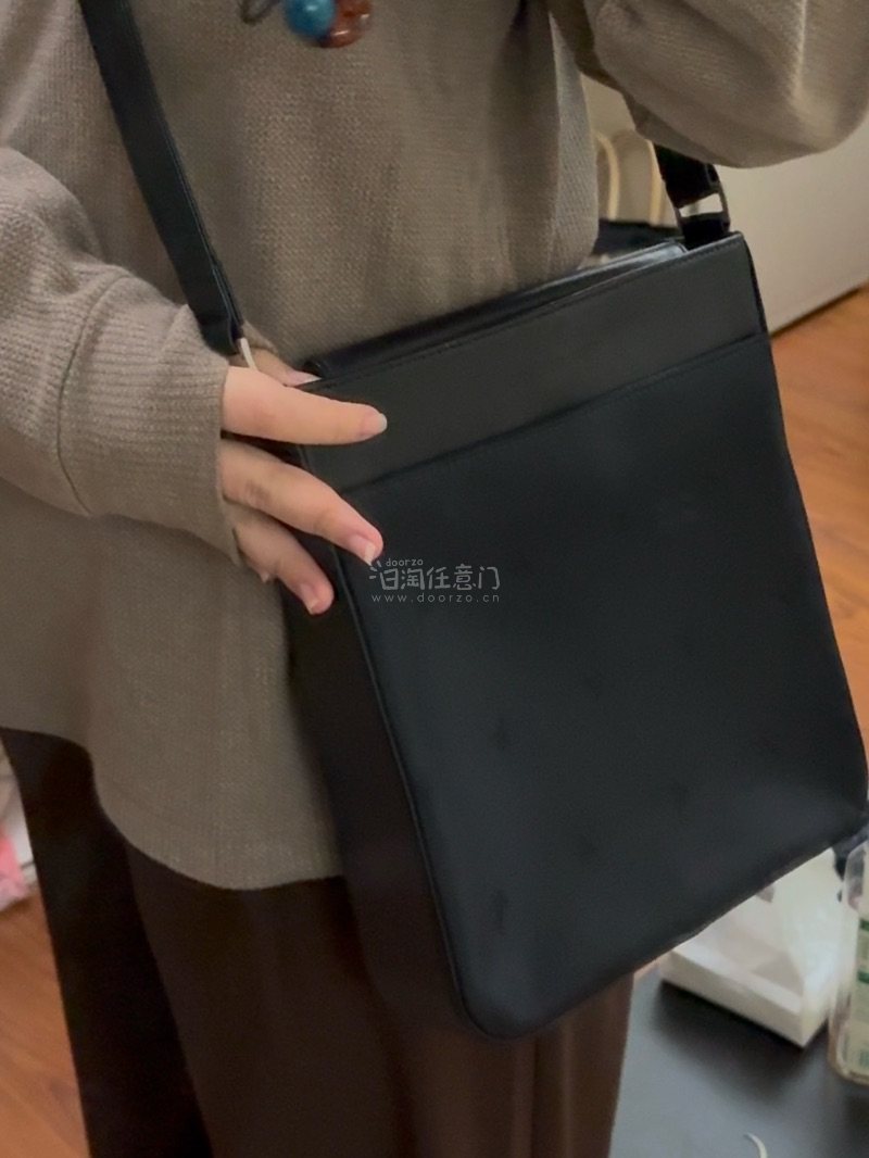 这次拍卖下来的burberry黑色斜挎包很物超所值！肩带足够长到可以斜挎，但本人更喜欢把它拉短做单肩包来背，包包很新哦～