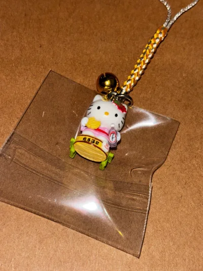 绝美收藏品！ 这款Kitty地域限定挂件质感超棒，细节完美，比图片还好看！挖煤姬的打包很安全，发货速度也快，买到真的很开心，会继续回购！