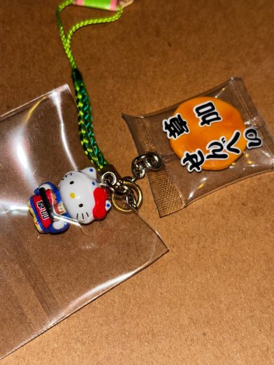 物超所值！ 挂件比想象中还精致，金属配件闪闪的，Kitty的脸蛋超Q！挖煤姬的包装很严实，物流也给力，客服回复快，购物体验满分