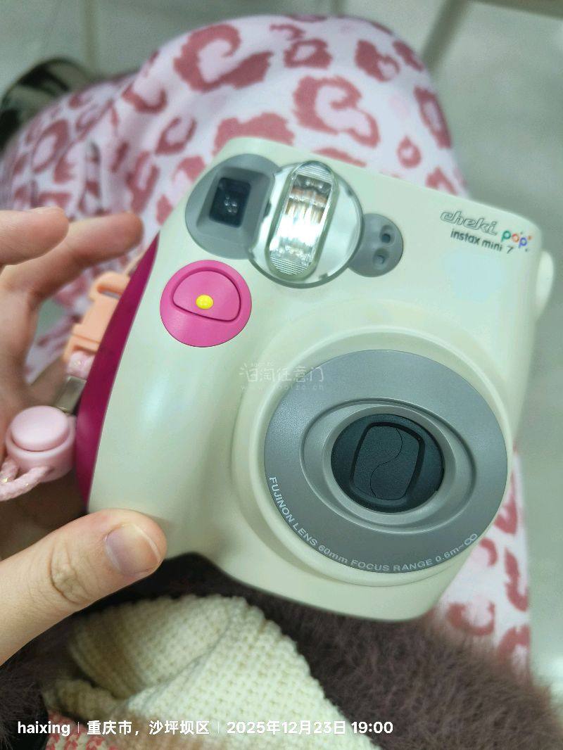 这次入手了两个拍立得，一个是富士mini7和cheki pop联名的粉色拍立得，还有一个是mini20黑色，卖家还送了一盒相纸，虽然过期了但是还能成像拍立得都是品相良好，价格也很实惠
这次走的是小航空，快捷迅速方便，积分抵扣下来只花了5块钱就运输了，而且两台拍立得刚...