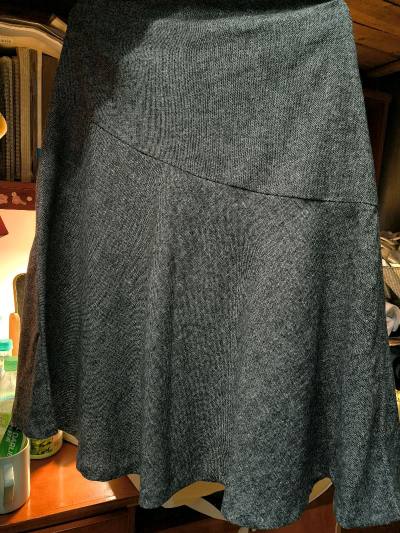 买了一条不规则a字裙和一条黄色短裙，面料都摸起来很舒服，黄色裙超值，物流迅速，从发货到收到不用一个星期，下次还用挖煤姬淘物！