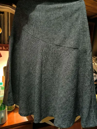 买了一条不规则a字裙和一条黄色短裙，面料都摸起来很舒服，黄色裙超值，物流迅速，从发货到收到不用一个星期，下次还用挖煤姬淘物！