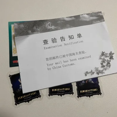 因为有一单没有竹蜻蜓的标志最便宜只能选择EMS了，果然逃不掉被开箱的命运，还好这箱都是便宜小垃圾无所畏惧！但hg你好歹把开箱的盒子给我密封上啊啊啊 用刀划开的这个口就这么敞开着收到这天还下雨…还好里面有信封谷子没事…