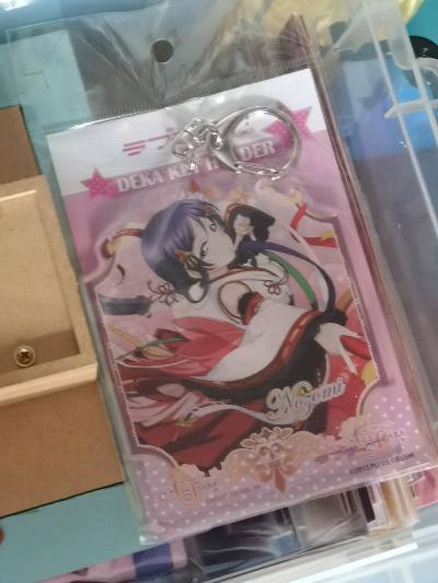 于挖煤姬成功购入了LoveLive!东条希巫女ver.亚克力挂件，doorzo平台对于此类易损工艺品的保护十分周全。挂件先以柔软的非织布包裹，再嵌入特制的泡沫板卡槽中，外层采用坚挺的专用纸板加固。
本次选择了经济海运线路，运输进程平稳可查。结合doorzo...