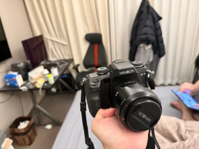 这台功能非常好，就是做工是塑料的，好在功能是很好的，镜头也可以，很出片，很好用，快递走邮政，不到一周就到了，很好