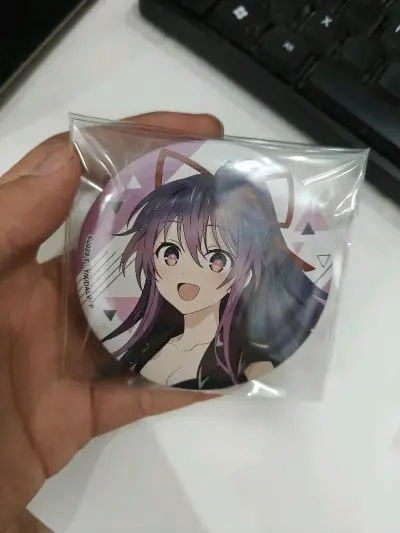 十香吧唧徽章收到手后立马拍了图片，实物非常美丽，拍出来的图片很惊艳，很好出片，商品包装的也是非常的恰到好处，很舍得给泡沫纸打包非常很到位，多出点 太喜欢了，工艺很完美，很给力很到位！