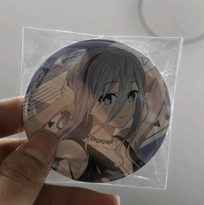 约会大作战吧唧徽章挂件收到手后立马拍了图片，实物非常美丽，拍出来的图片很惊艳，很好出片，商品包装的也是非常的恰到好处，很舍得给泡沫纸打包非常很到位，多出点 太喜欢了，工艺很完美，很给力很到位！