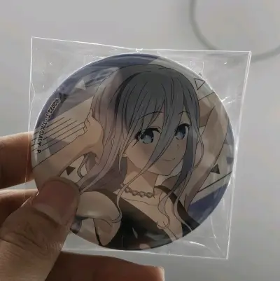 约会大作战吧唧徽章挂件收到手后立马拍了图片，实物非常美丽，拍出来的图片很惊艳，很好出片，商品包装的也是非常的恰到好处，很舍得给泡沫纸打包非常很到位，多出点 太喜欢了，工艺很完美，很给力很到位！