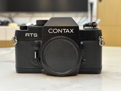 这台很古老，竟然还能用，就是有一些老化，皮质都掉渣了，镜头也不错，非常喜欢，做工特别好，不愧是康泰时，快递邮政，5天就到，很好