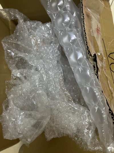 快递每次都选的ems，每次都发货很快，方便省心。第一次买鞋子，收到货包装的很仔细，没有任何损伤，满意满意。这双cdg的鞋子看了挺久的，某天刷到挖煤姬给了力度很大的折扣劵就激情下单了哈哈，总体来说，是很不错的一次购物体验！