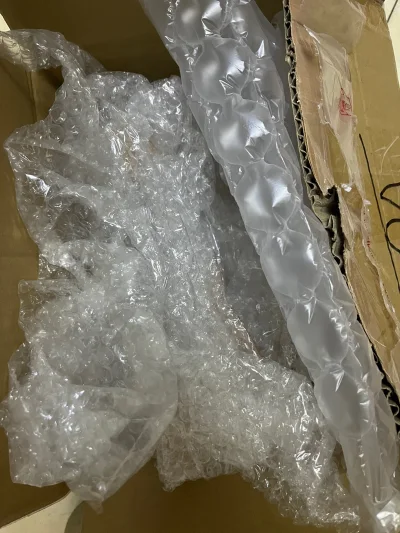 快递每次都选的ems，每次都发货很快，方便省心。第一次买鞋子，收到货包装的很仔细，没有任何损伤，满意满意。这双cdg的鞋子看了挺久的，某天刷到挖煤姬给了力度很大的折扣劵就激情下单了哈哈，总体来说，是很不错的一次购物体验！