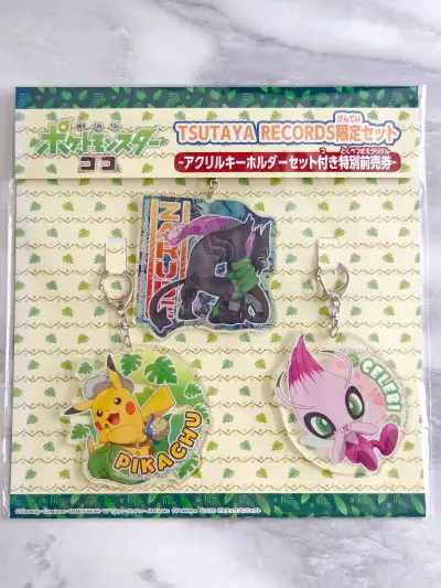 这次包裹里面有我的两大最爱：一是各时代帽子皮文件夹，二是棕褐色涂鸦抱番茄瓶皮卡丘文件夹，这两个文件夹后者稀有程度钻石，非常稀有，感谢挖煤姬让我买到！