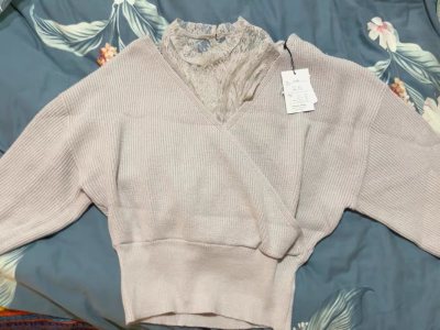 挖煤姬日淘grl露肩上衣太惊喜！不对称设计超有质感，露肤度刚好不张扬，还能修饰肩颈线条、遮拜拜肉。面料软糯舒服，搭配高腰裤巨显瘦，拍照氛围感拉满～物流快包装好，日淘省心又划算，已经列入回购清单！