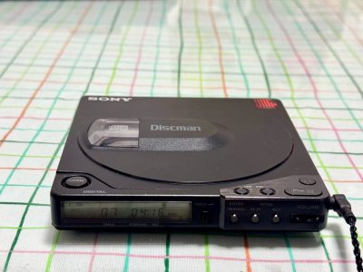 我在挖煤姬上购买偶像周边的体验非常棒。平台操作简单。最满意的是物流和包装，从发货到国内收货，这次只用了5天左右，速度很快。包裹的箱子结实，里面的东西被保护得很好。客服响应也很快，沟通全程顺畅。总的来说体验还是非常不错的。