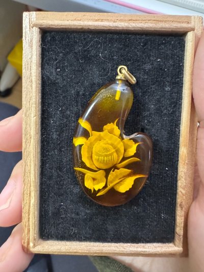 挖煤姬是一款非常方便的软件。从购买到发货都非常顺利。这次分享几件特别漂亮的中古首饰，都是我精心挑选得到。快递也很快，大概一周时间就到了包装非常严实，收到了东西也没有损坏，很顺利的一次海淘！