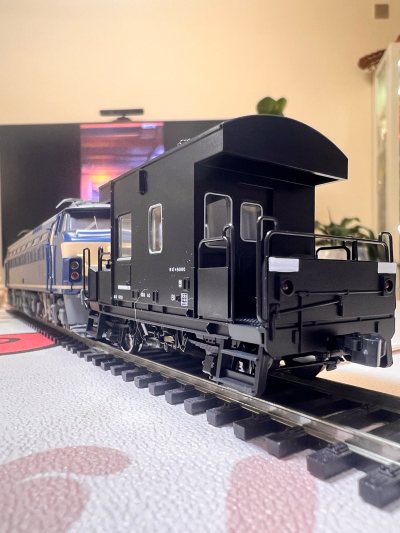 比较新 虽然介绍有内饰灯 但是不亮 价格相对合适 比在实体店买要便宜点 愉快的购物 跟手上的火车模型搭配起来很不错