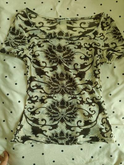 不得不说，谭燕玉vivienne tam的剪裁往往都是上身有惊喜，恰如他人所说“展现东方韵味的同时传承中国经典，设计中可以看到都市与古典、唯美与摩登的完美
结合，不断尝试将美国文化和东方元在面料、剪裁、
图案、手工和结素相融合。”
sunauna的话，没什么需要多说...