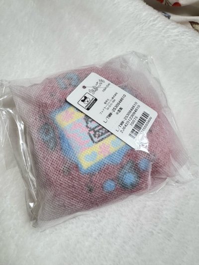 心心念念的终于到了，联名拓麻歌子化妆包，很大个，很喜欢，很贵！红色和蓝色都好看，质量和手感都不错。。