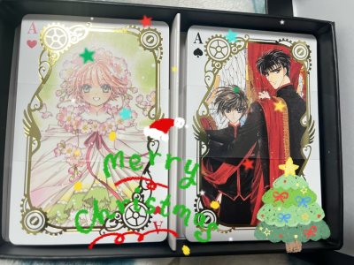 平时都切一些便宜的小纸片，刷得不勤，刚好刷到clamp展扑克牌好价，手比脑子快立刻切了，和其他纸片一起合单，竹蜻蜓审核也很顺利，空运回国，到家时间比我想象要快。是很小的谷子，挖煤姬盒子里塞了满满的填充，安心又安全(´▽｀) 今天正好是圣诞节，祝大家都圣诞快乐呀！！