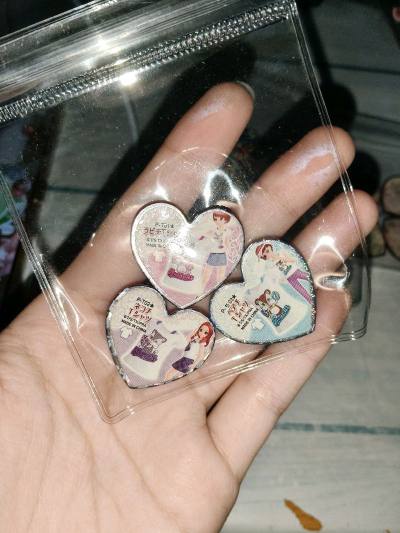 期待的谷子终于到手！拆开气泡袋，棱石的纹路清晰不划手，本体透光无杂质，色彩鲜亮饱和，印刷精度超高，和原画几乎毫无差别。客服超给力，售后问题秒回秒处理，态度还特别好。快递盒里居然还塞了同IP的小贴纸当赠品，简直是意外之喜！拆开时指尖都带着雀跃，这份热爱被店家妥帖接住的...