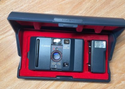 这款相机在国内的存货量基本没有想要得到，只能靠海涛，我在玩挖煤姬平台的商品种类权且丰富，得偿所愿，在这上面买到了完整版箱说的佳能M C 非常推荐大家可以买一些冷门机器。
我给大家介绍一下这款相机的操作：
1. 装电池：装2节7号电池，镜头滑盖为电源开关￼￼
2. 装...