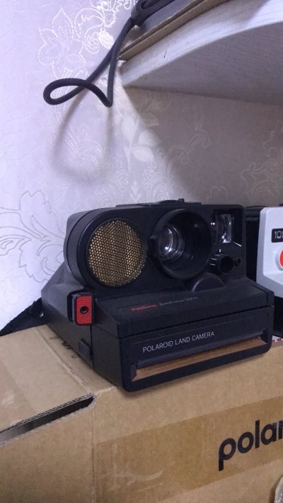 缘起是因为无意中刷到了这台拍立得，他的造型给人一种非常机械朋克以及上世纪那种科技未来的感觉，而且他的前面呢，非常具有构成，敢点线面的元素都蛮好看的。
再就是这个机型也是国内存世量非常少，想要收藏，只能靠海淘，好在挖煤姬平台这边的商品种类非常全，而且打包运送过程都做得...