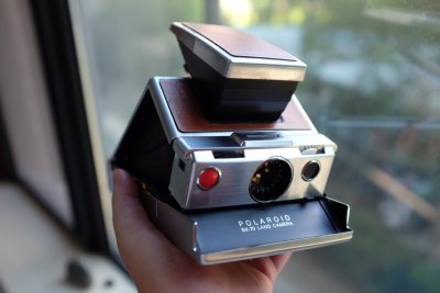 了解到这个相机起因是因为日本电影《情书》。
电影中的藤井树就是拿着这个相机记录下了曾经和她同班同名的男藤井树一起经历过的地方。这款相机最早发布于上个世纪的1974年，并且是首台实现了即拍，即得得到照片的相机；
虽然时间已经很久远了，有一些零件或多或少会有一些老化，但...