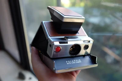 了解到这个相机起因是因为日本电影《情书》。
电影中的藤井树就是拿着这个相机记录下了曾经和她同班同名的男藤井树一起经历过的地方。这款相机最早发布于上个世纪的1974年，并且是首台实现了即拍，即得得到照片的相机；
虽然时间已经很久远了，有一些零件或多或少会有一些老化，但...