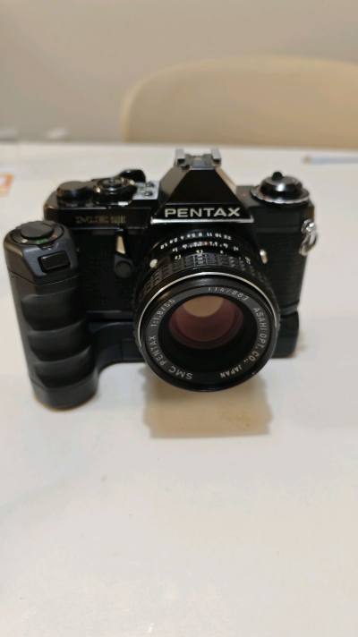 海淘的黑色宾得ME Super终于到手！机身成色远超预期，金属质感沉甸甸的特别扎实，黑色漆面几乎没有掉漆，快门清脆利落，测光精准度也很在线。搭配55mm f/1.8标头，色彩浓郁通透，胶片机的氛围感真的无可替代。海淘物流比预想快很多，包装严实没磕没碰，新手入门胶片相...