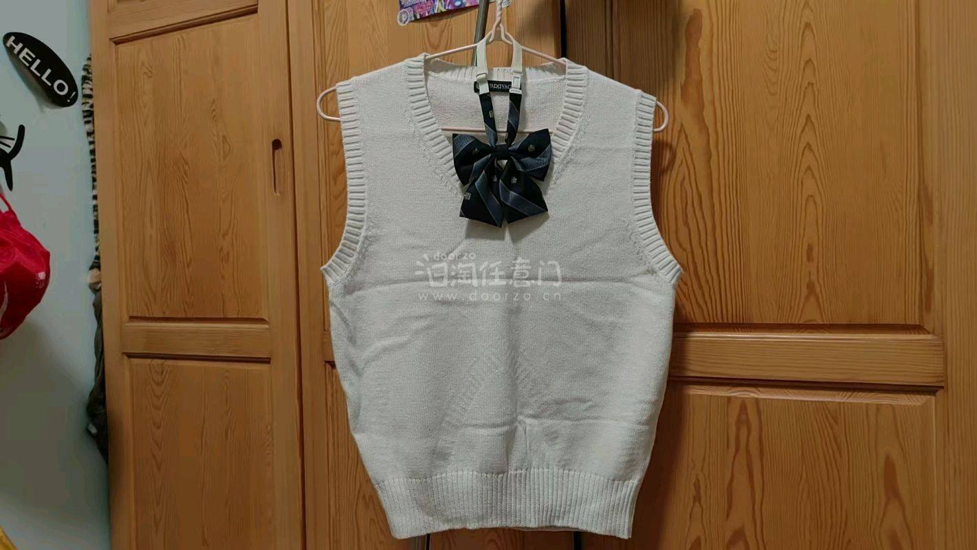 这次在挖煤姬切到啦制服马甲、领结、水手服
价格相比于国内非常的划算！衣服状态也很好，物流速度很快！客服回复非常及时(❁´◡`❁)*✲ﾟ*
马甲搭配制服超美丽❤️很棒的一次购物体验