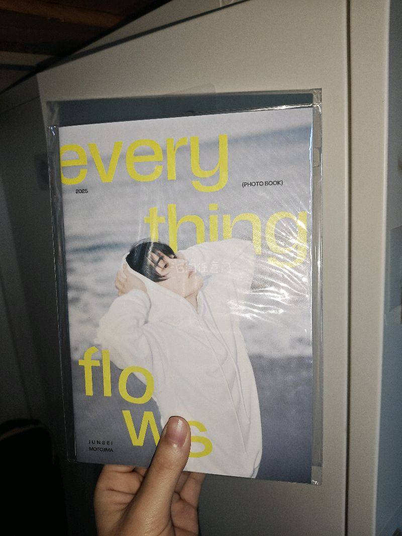 历经半个月长途跋涉的包裹！很好价切到的特别开心嘿嘿~两本写真都是未拆的，还有抹茶贴纸！舍不得拆呜呜妹子们包的特别严实，包了一层泡泡纸，平台也包了一层，发货之前特别担心会撞角，实际上什么也没有~~！非常安全到家了！特别开心啊哈哈啊！
物流速度也比预期快很多，清关特别快...