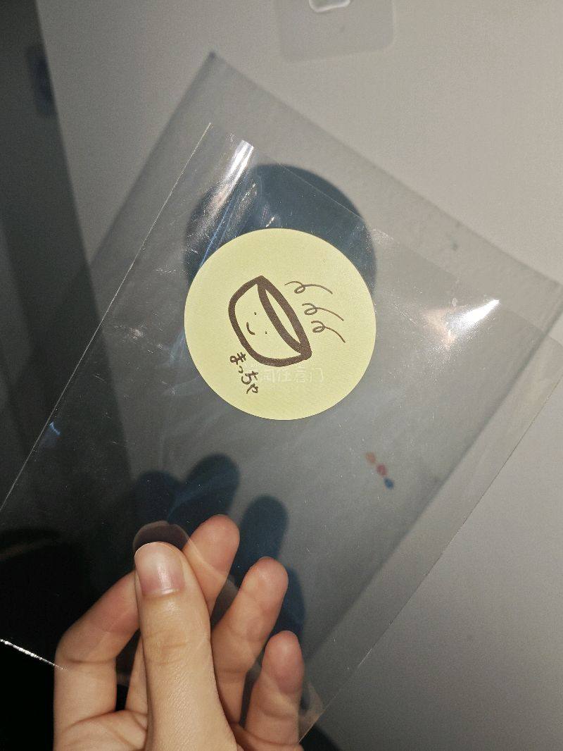 历经半个月长途跋涉的包裹！很好价切到的特别开心嘿嘿~两本写真都是未拆的，还有抹茶贴纸！舍不得拆呜呜妹子们包的特别严实，包了一层泡泡纸，平台也包了一层，发货之前特别担心会撞角，实际上什么也没有~~！非常安全到家了！特别开心啊哈哈啊！
物流速度也比预期快很多，清关特别快...