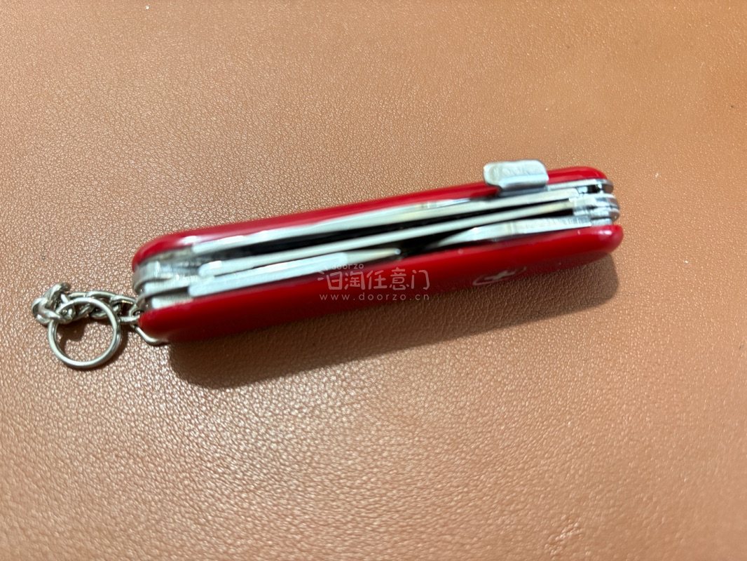 瑞士军刀，wenger威戈85mm三层工具，功能类似维氏露营者，带木锯无剪刀，主刀带锁定，老款金属标，带金属钥匙链，少见型号。
贴片有储存痕迹无缺裂硬伤，工具基本未使用，整体成色很不错