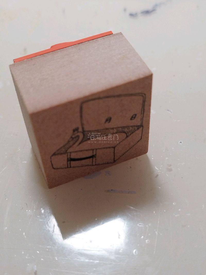 在挖煤姬APP的购物体验太让人满意了！首先夸夸产品，企鹅小印章超级治愈，天鹅日期印章的细节非常清晰，章面顺滑，印出来的图案清晰漂亮。本子胶带和便签也很喜欢。 最想点赞的是物流速度！本以为跨境物流需要等很久，没想到打包得特别仔细，里外都有气泡膜保护，盒子完好无损，物流...