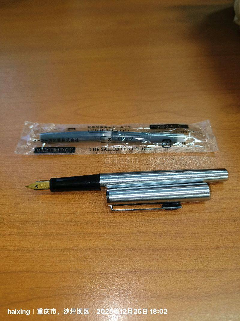 因为一直想试试sailor写乐的钢笔，所以海淘了三单试试写感，写乐的外观设计非常好看，金属感很足，笔尖也非常好写，价格非常便宜，可以尝试很多类型